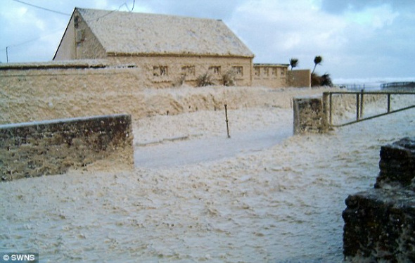 ������ĭ����İ�ɫ̺��һ�������ſ��ֶ����ײ�˹�Ĳ��ֵضΣ����������ãã�Ĵ�ѩ