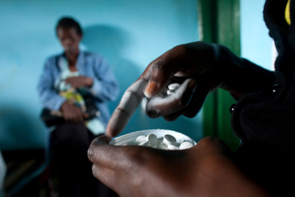 全球<a href=http://www.xinjiewang.com/caiwuxinxi/3/5/ target=_blank class=infotextkey>经济</a>危机影响捐赠者<a href=http://www.xinjiewang.com/caiwuxinxi/3/5/ target=_blank class=infotextkey>经济</a>条件,持“节省资金花在更易救治病人身上”思想的人越来越多,这都是造成药品短缺的原因,患艾滋病的人数每年增加100万,治疗资金却完全没有上涨。