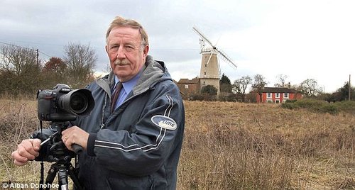 ��Ӱʦ����ӢС��ҹ��ʱ����<a href=http://www.xinjiewang.com/zhouyiyanjiu/3/ target=_blank class=infotextkey>����</a>�̹�&ldquo;UFO&rdquo;